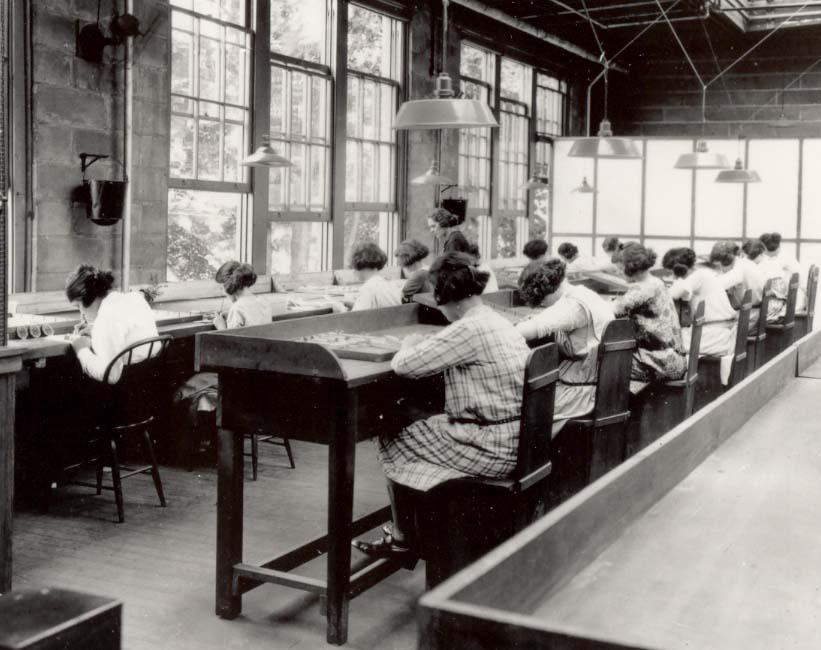 Les Radium Girls dans une usine de la United States Radium Corporation Les Radium Girls dans une usine de la United States Radium Corporation