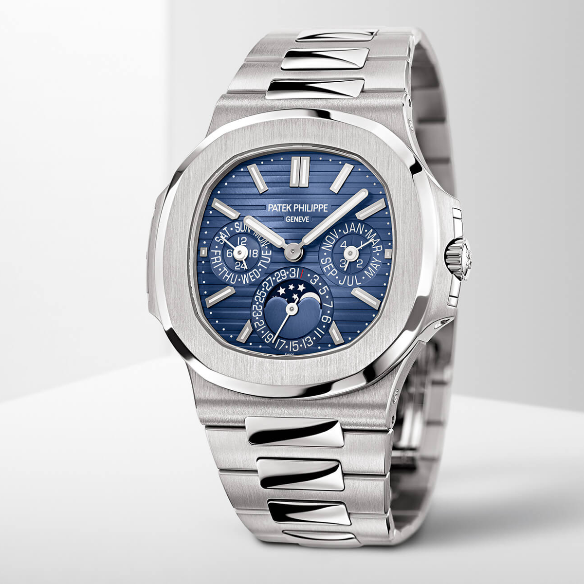 After the chronograph, the travel time and the annual calendar, Patek Philippe has added a Perpetual Calendar ref. 5740/1G-001 to the Nautilus collection.