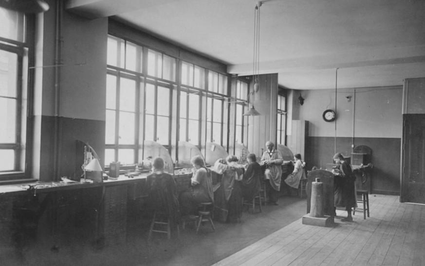 Classe des filles -Ecole d'horlogerie Genève  Classe des filles -Ecole d'horlogerie Genève - 1880 ©MAH Genève