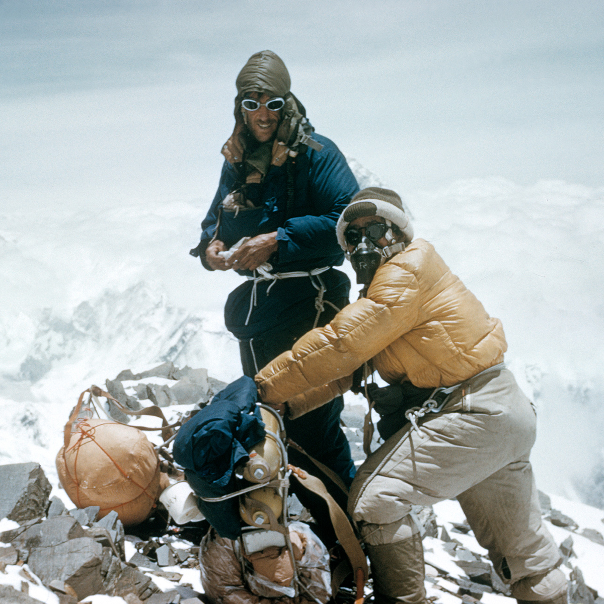 Sir Edmund Hillary et Tenzing Norgay escaladant le mont Everest en 1953.