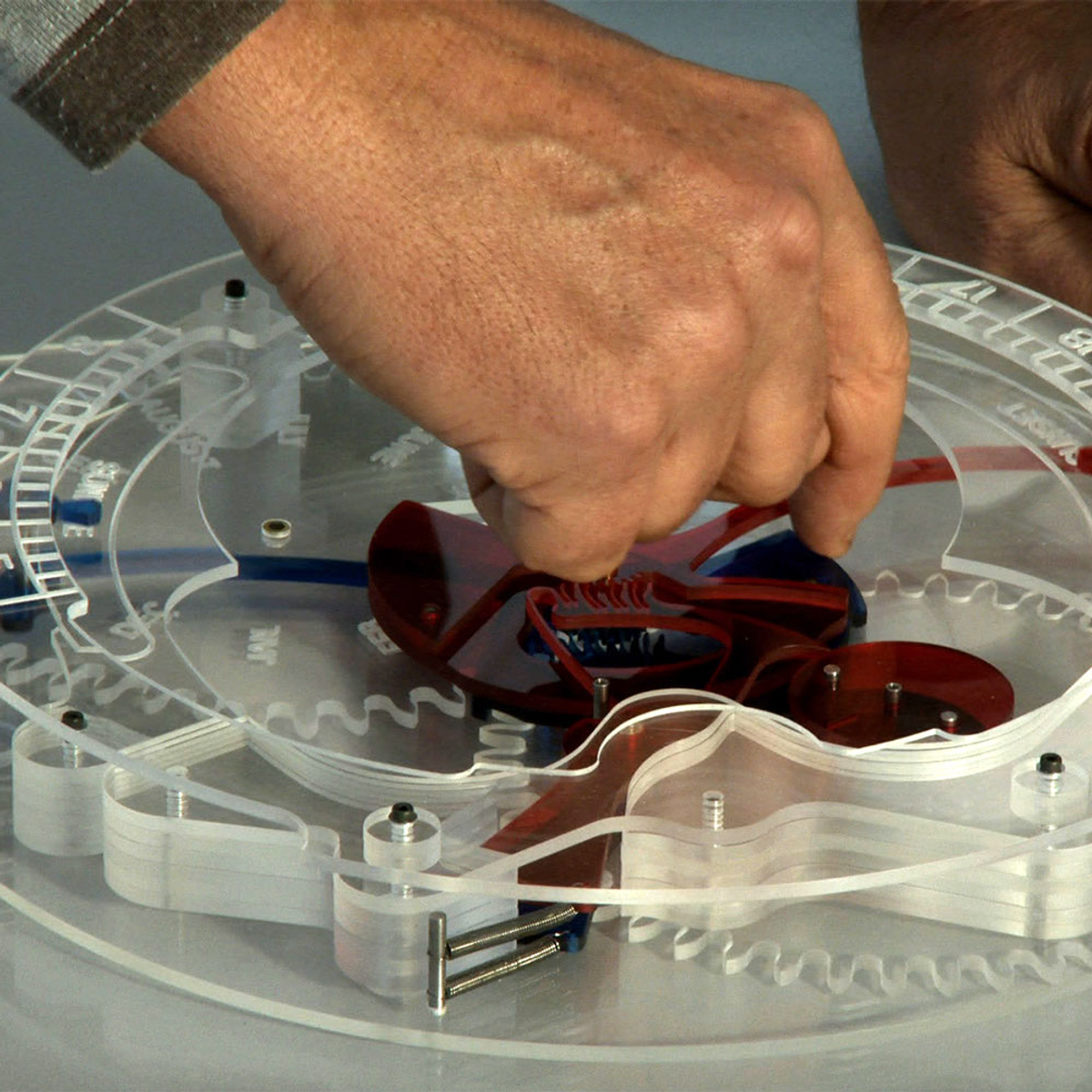 Microtechnology Engineer specialising in watches © FHH