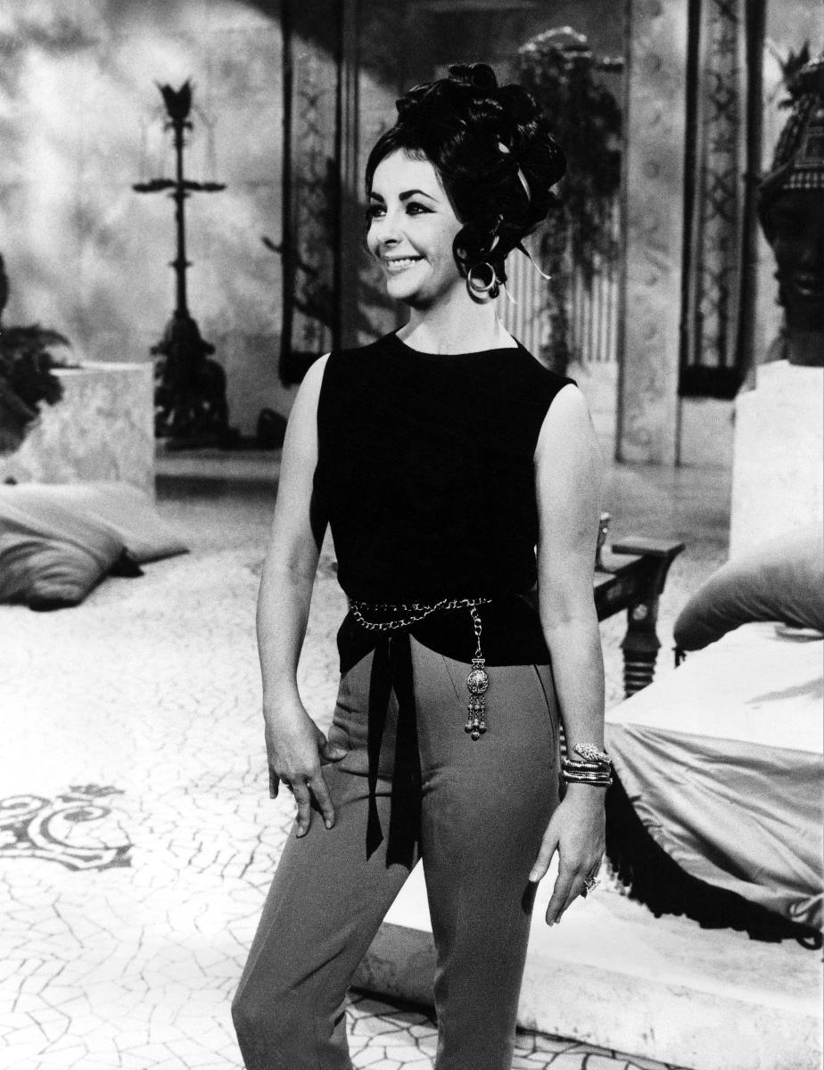Elisabeth Taylor sur le tournage de Cléopâtre avec sa montre Serpenti - 1962