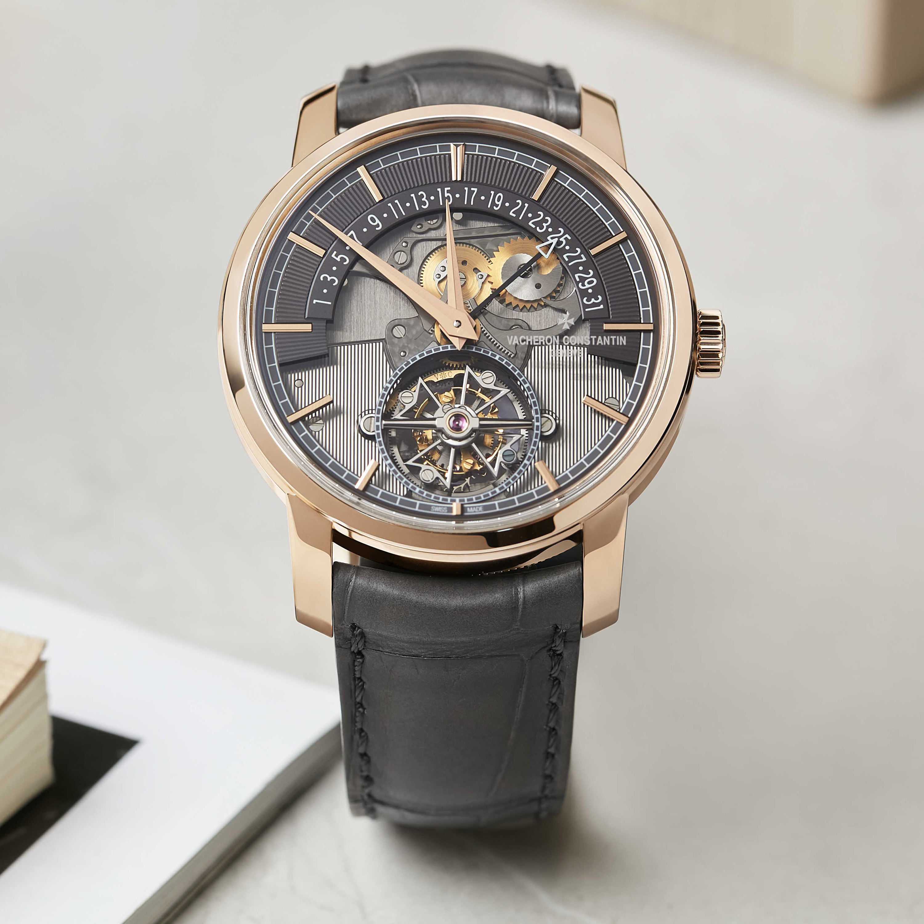 Traditionnelle tourbillon date rétrograde openface