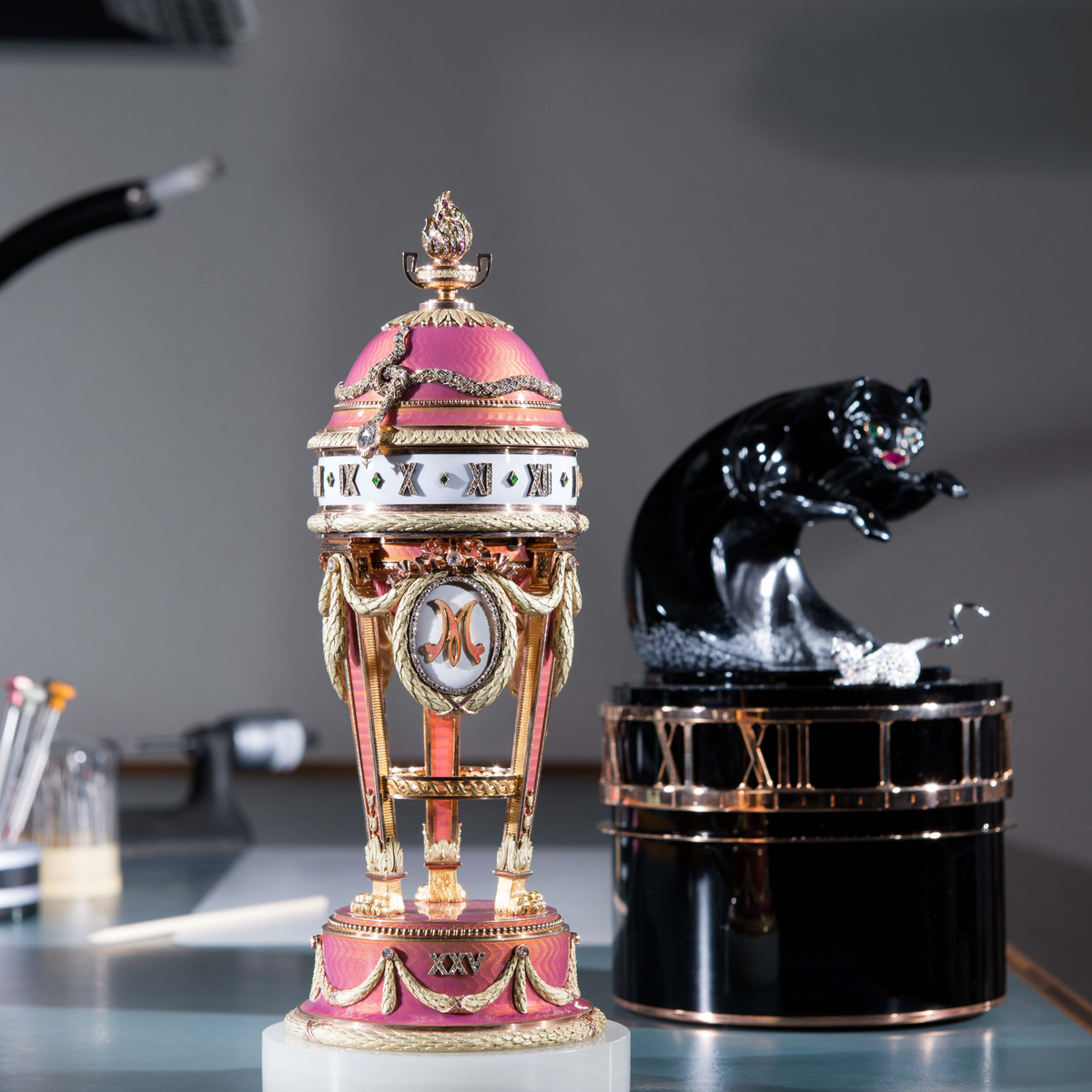 The Yusupov Egg, made by Fabergé at the beginning of the 20th century, and the The Cat and the Mouse table clock by Parmigiani Fleurier which is based on a similar revolving hour mechanism. © Fred Merz / Lundi13