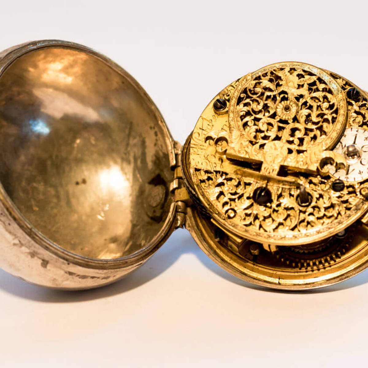 Montre anglaise à double boîtier signée Edward Whithaker, Londres, début du 18e s. Musée de Cluses ©Charles Savouret